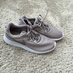 Women’s Nike sneak mauve in color